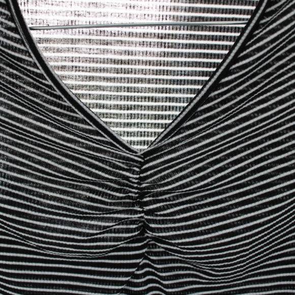 BLACK & WHITE TEE - Picture 5 of 6